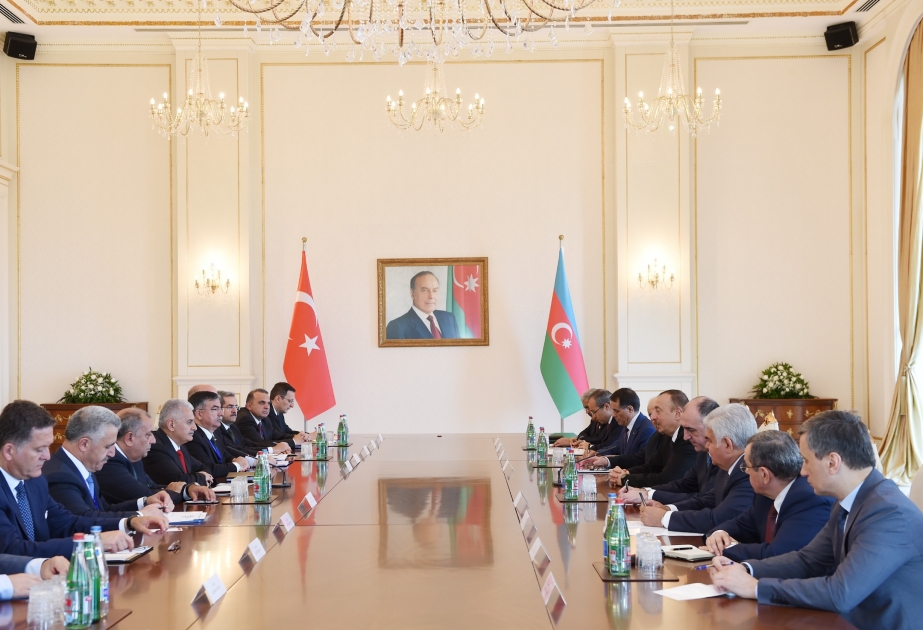 اجتماع موسع بين الرئيس الأذربيجاني ورئيس الوزراء التركي
