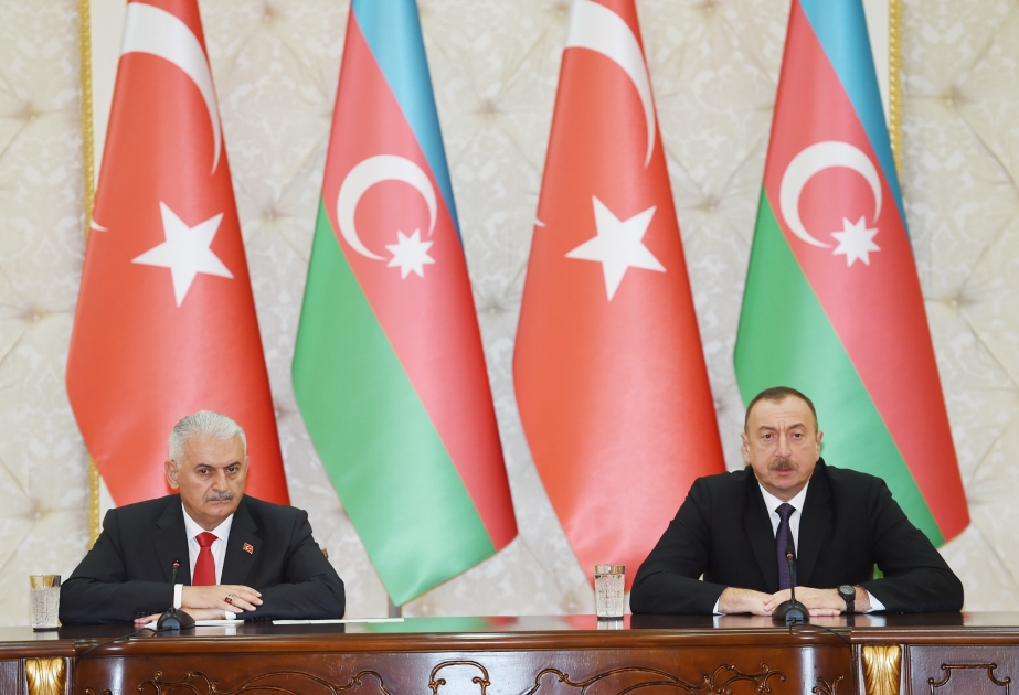 Präsident Ilham Aliyev und türkischer Ministerpräsident Binali Yildirim treten mit einer Presseerklärung auf VIDEO