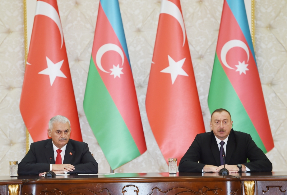 阿塞拜疆总统与土耳其总理共同举行新闻发布会