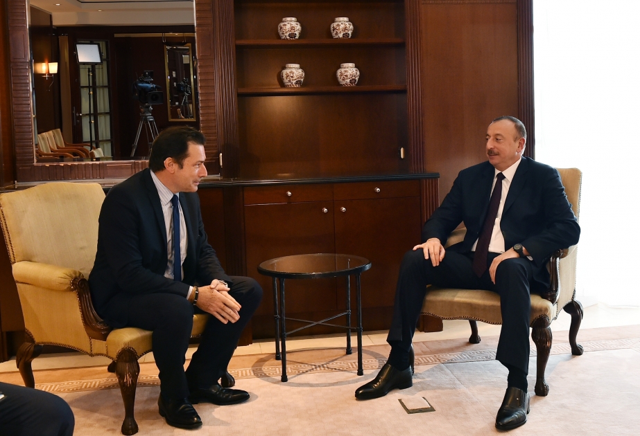 Präsident Ilham Aliyev kommt mit Vizepräsident der Gesellschaft 