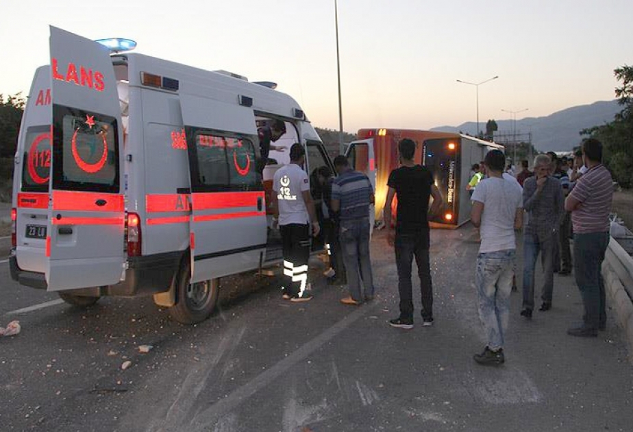 Bus overturns in Turkey, 27 injured