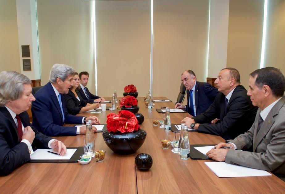 Präsident Ilham Aliyev trifft mit US-Außenminister John Kerry zusammen VIDEO