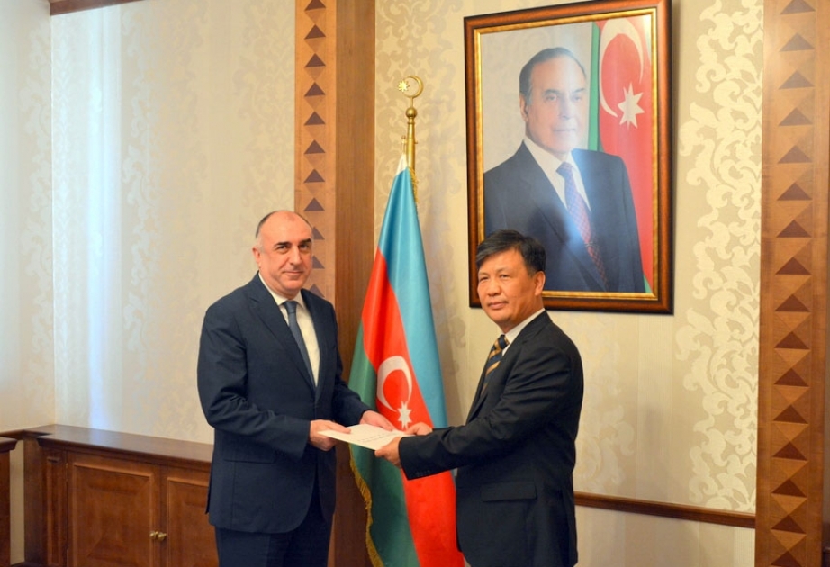 Новый посол Китая вручил копии верительных грамот министру иностранных дел Азербайджана
