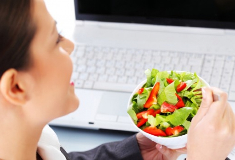 На работе лучше всего кушать овощи, фрукты и бутерброды