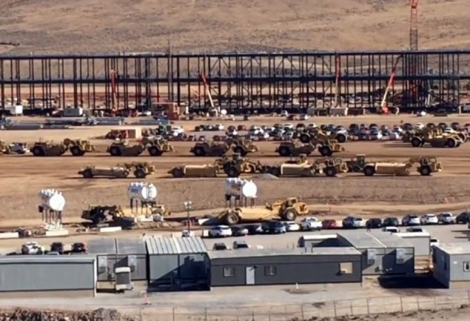 Elektroauto-Konzern Tesla eröffnet Riesenfabrik in der Wüste