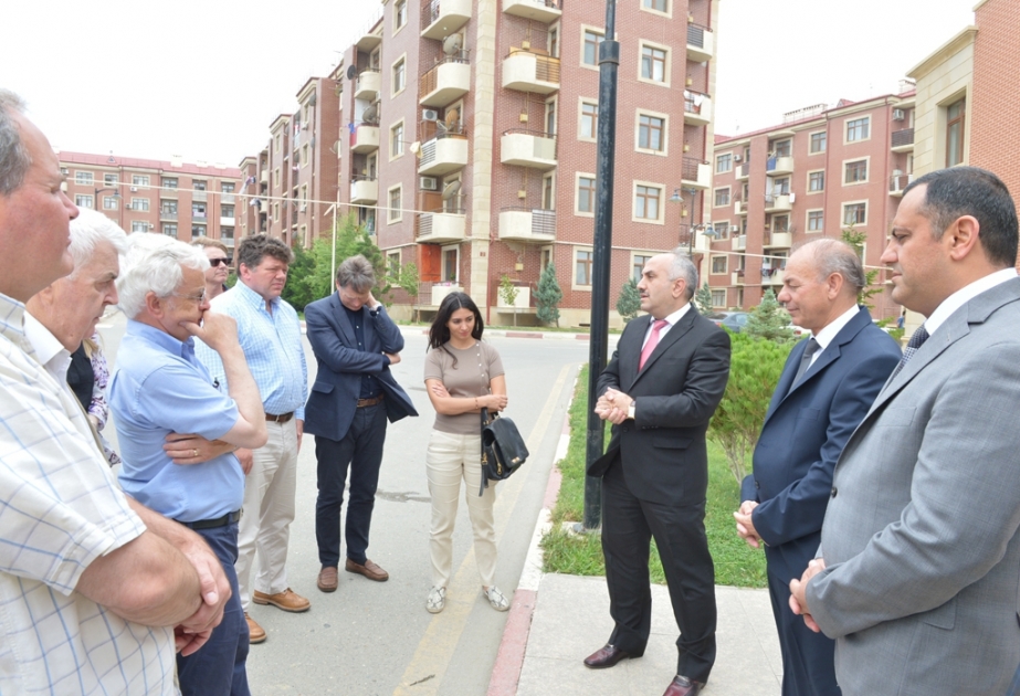 Le député britannique Bob Blackman visite un quartier des personnes déplacées à Bakou
