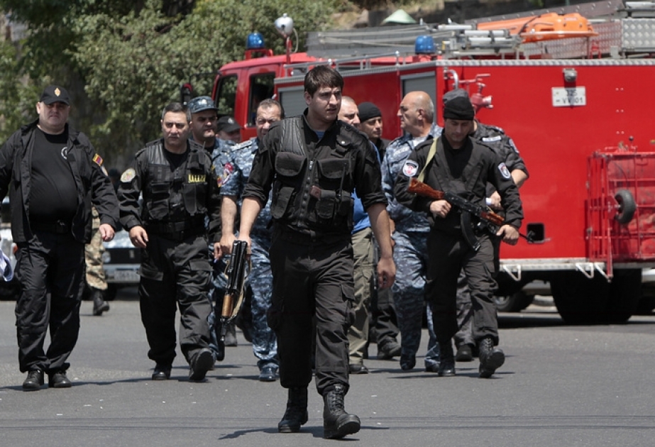 Yerevanda polislə atışma nəticəsində silahlı qrupun üç üzvü yaralanıb