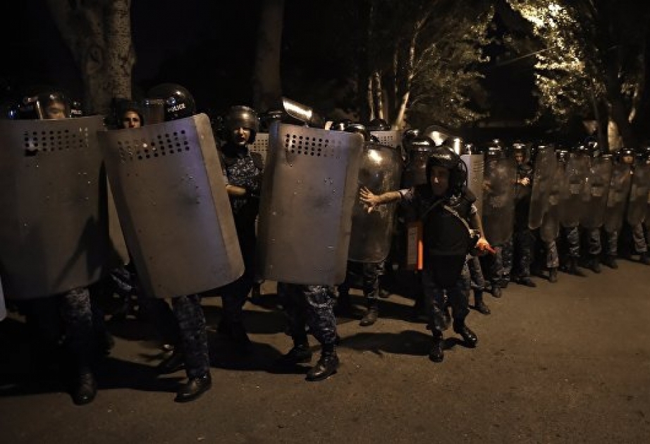 Ermənistan polisi nümayişçiləri dağıtmağa başlayıb
