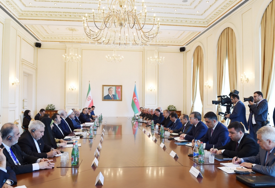 Entretien des présidents azerbaïdjanais et iranien élargi aux délégations VIDEO