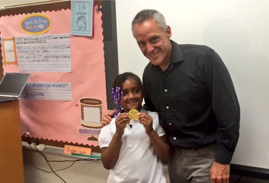 Семилетняя девочка нашла золотую олимпийскую медаль в куче мусора