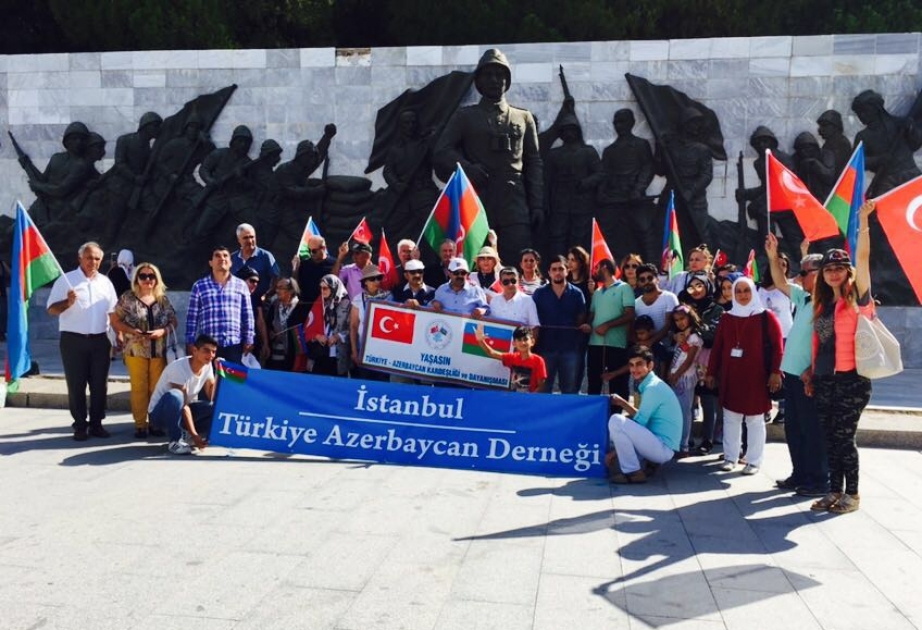 Azerbaijani diaspora members visit Canakkale Martyrs' Memorial