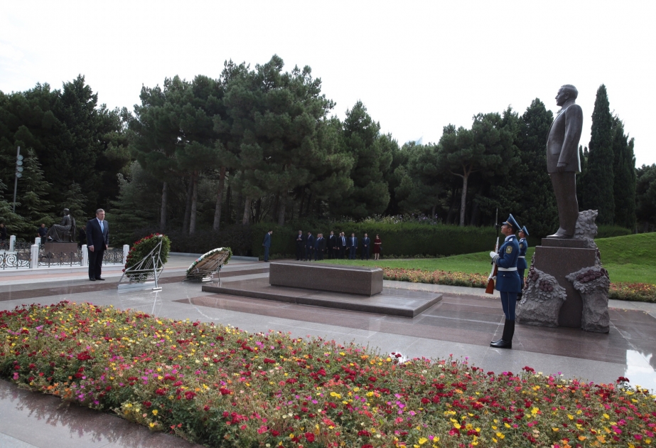 格鲁吉亚总理乔治•克维利卡什维利拜谒我国全民领袖盖达尔•阿利耶夫的陵墓