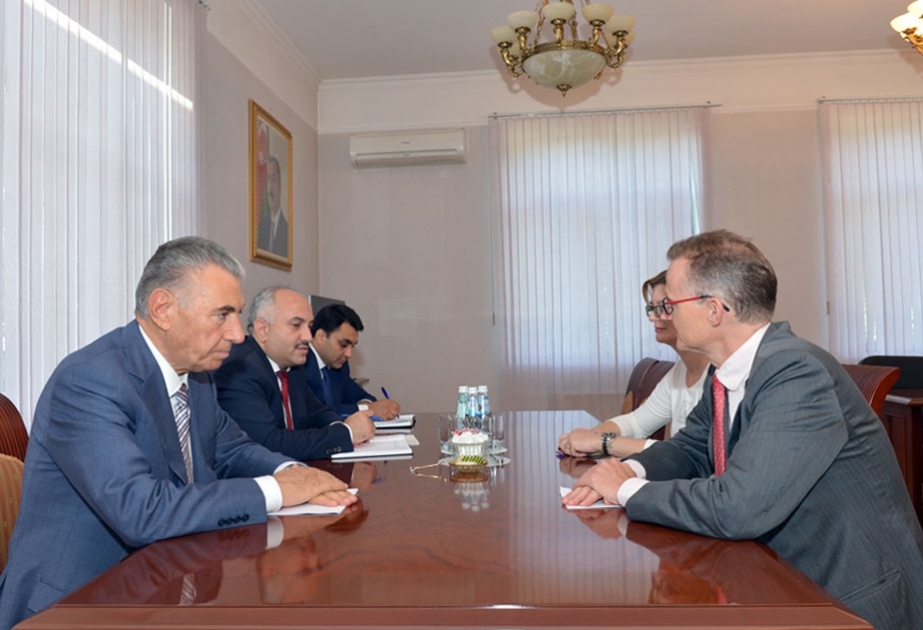 Stellvertretender Ministerpräsident Ali Hasanov trifft mit Botschafter Michael Kindsgrab zusammen