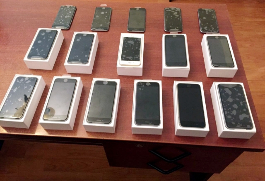 Gömrükçülər gömrük nəzarətindən gizlədilən 16 ədəd mobil telefon aşkar ediblər