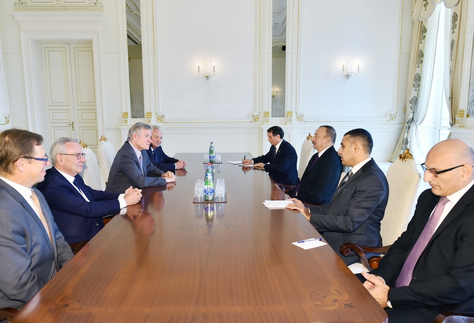 الرئيس الاذري يستقبل رئيس رابطة اصدقاء اذربيجان الفرنسية مع الوفد المرافق له