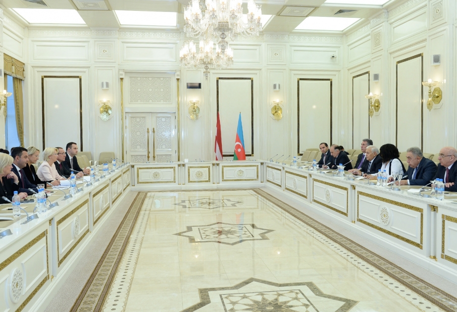 就阿塞拜疆与拉脱维亚两国议会间关系的发展前景进行讨论