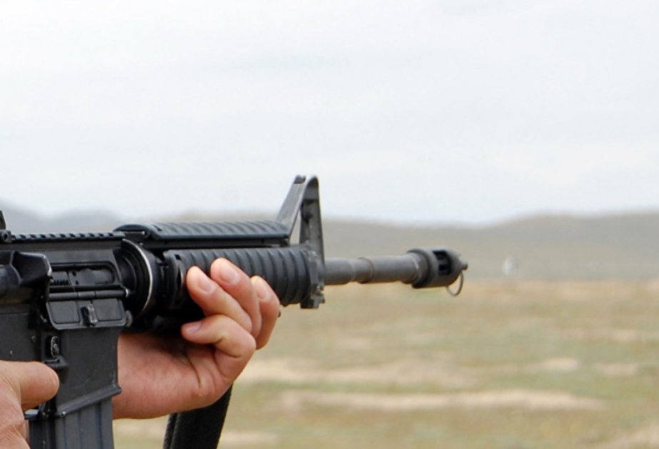 Bewaffnete armenische Einheiten nehmen aserbaidschanische Stellungen mit Maschinengewehren unter Beschuss