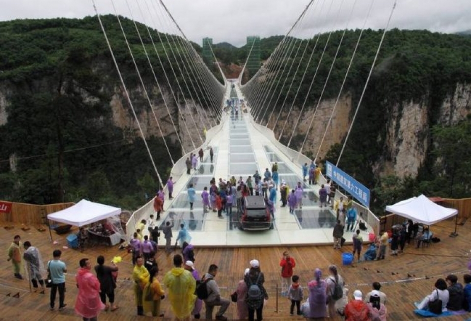 中国建成世界最长玻璃桥