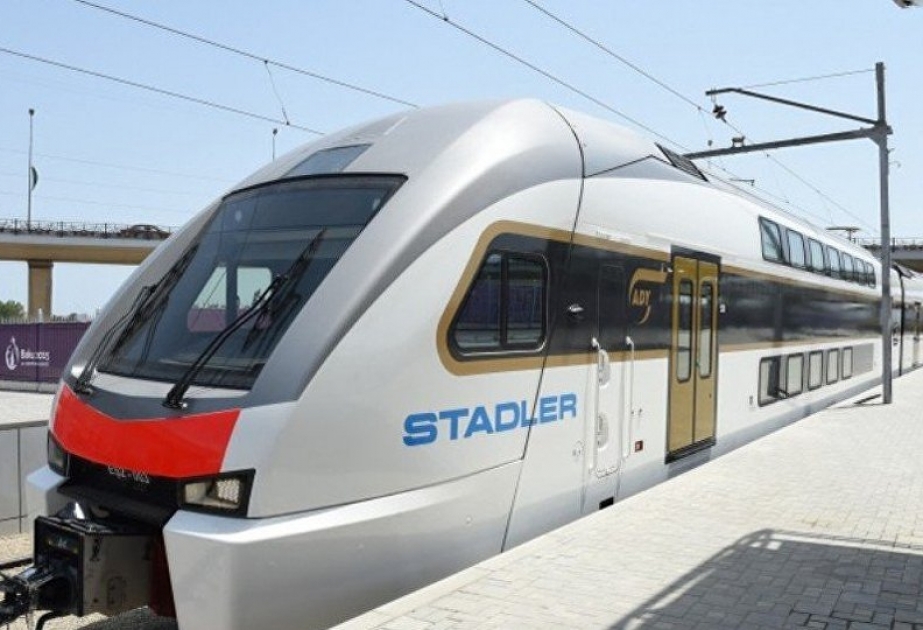 Pro Tag werden ca. 4000 Passagiere mit elektrischen Zügen von Baku nach Sumgait befördert