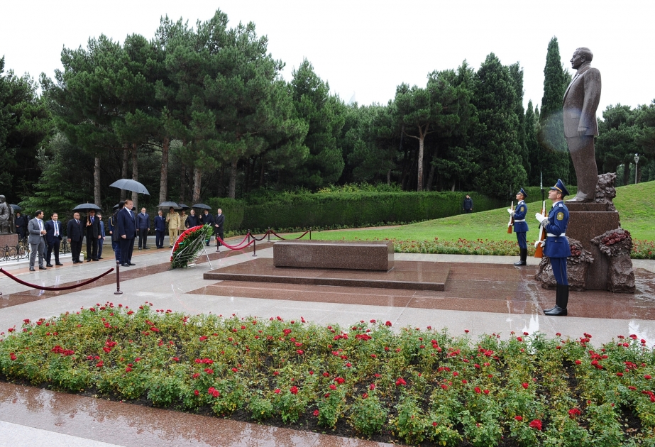 巴基斯坦总理拜谒阿塞拜疆全民领袖盖达尔·阿利耶夫陵墓和烈士陵园