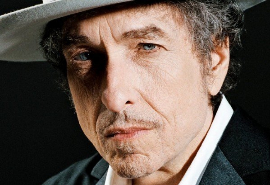 После более чем двух недель молчания знаменитый американский музыкант Боб Дилан согласился принять Нобелевскую премию по литературе