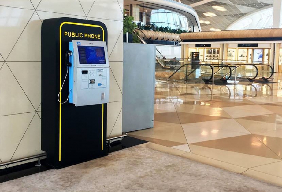 В 1-м терминале Международного аэропорта Гейдар Алиев установили специальные таксофоны