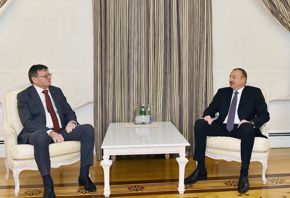 الرئيس الأذربيجاني يلتقي رئيس الاتحاد الأوروبي للكرة الطائرة
