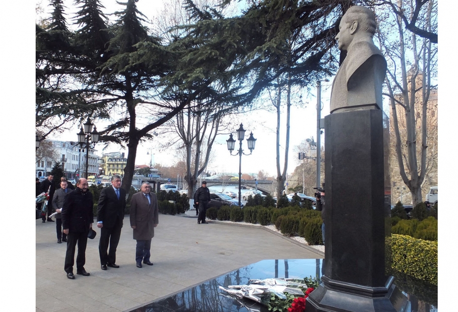 Le ministre azerbaïdjanais de la Culture et du Tourisme visite le monument du leader national à Tbilissi