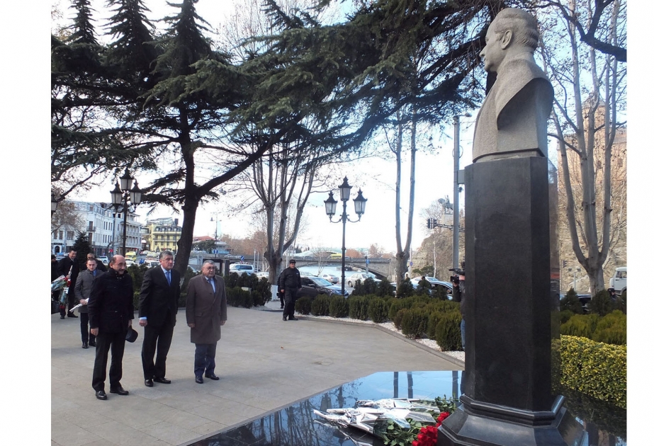 阿塞拜疆文化旅游部长在第比利斯拜谒全民领袖盖达尔·阿利耶夫纪念碑