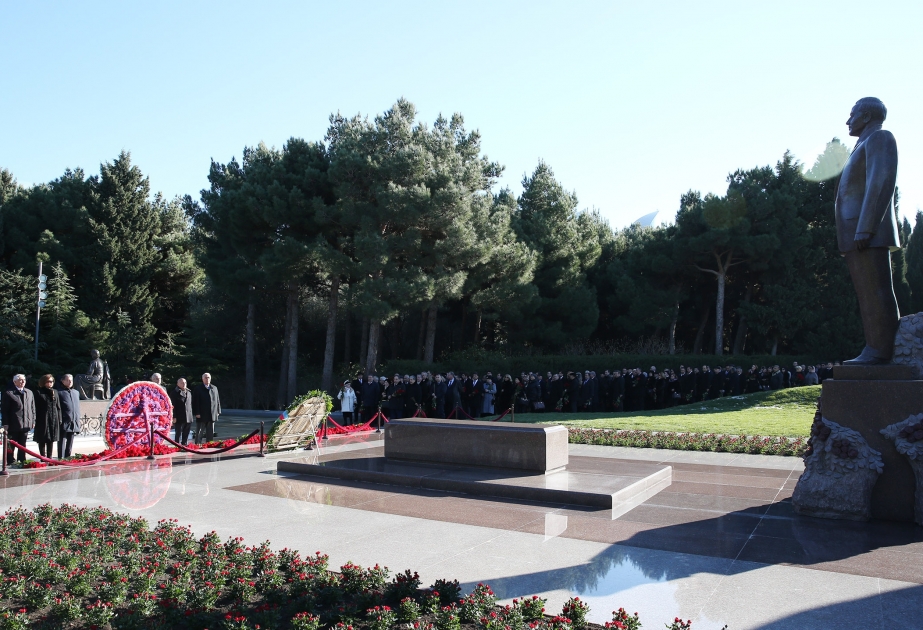 新阿塞拜疆党代表团拜谒我国全民领袖盖达尔·阿利耶夫陵墓