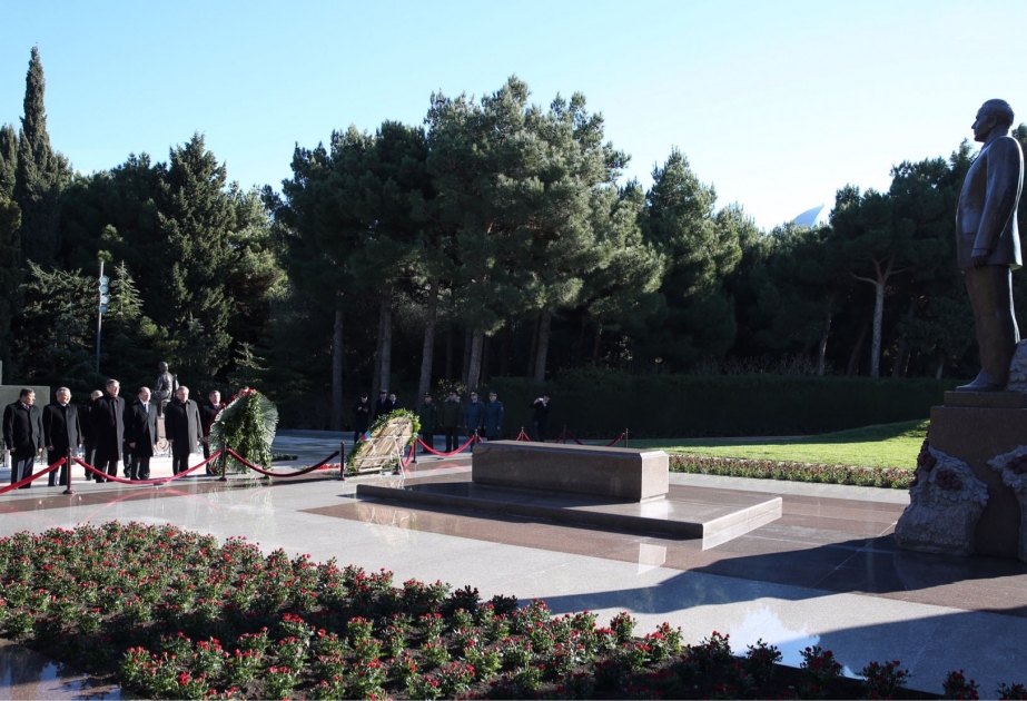 Послы стран-членов СНГ в Азербайджане посетили могилу великого лидера Гейдара Алиева