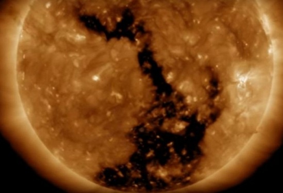 Специалисты NASA сняли на видео гигантскую «дыру» на Солнце