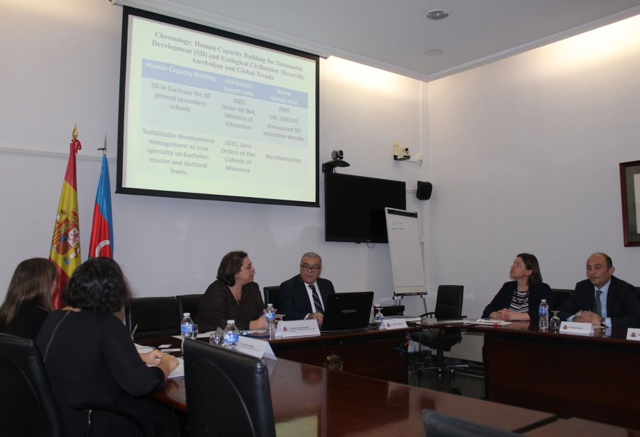 Обсуждены теоретические и научные основы государственного управления между Азербайджаном и Испанией
