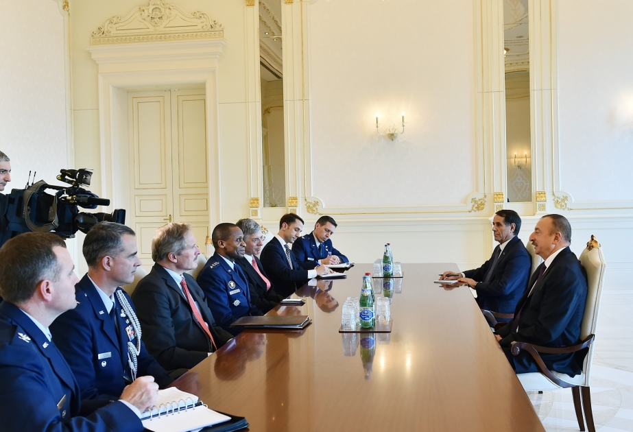 Президент Азербайджана Ильхам Алиев принял делегацию во главе с командующим транспортным командованием США [ОБНОВЛЕНО] ВИДЕО