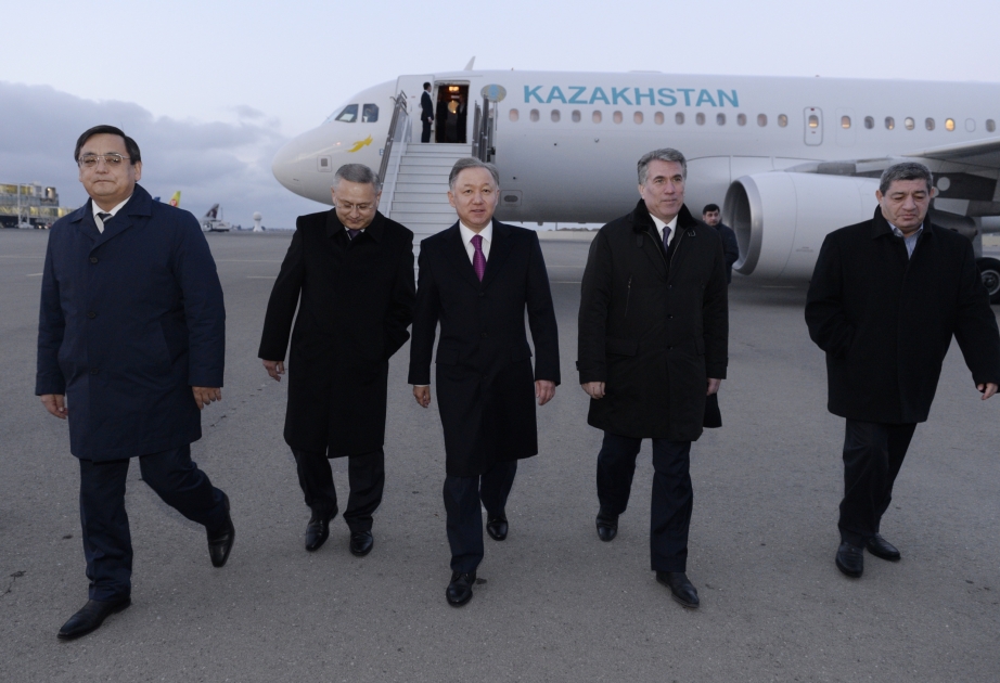 رئيس البرلمان الكازاخستاني يصل الى أذربيجان