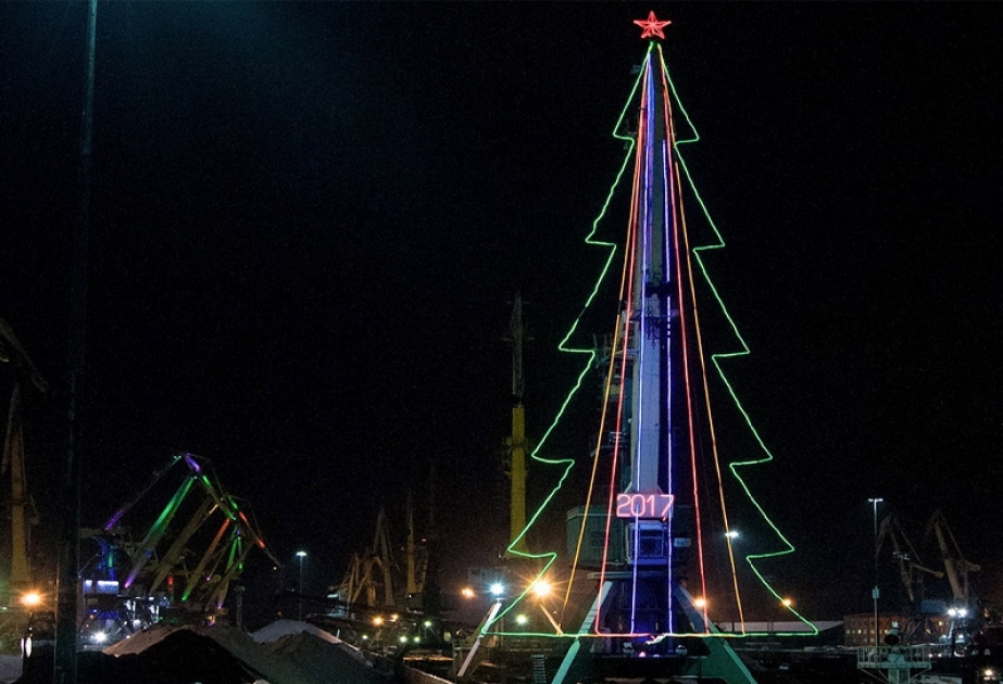 В Мурманском торговом порту соорудили новогоднюю елку из подъемного крана