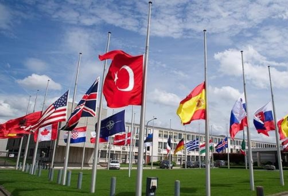 Flaggen vor dem NATO-Hauptquartier auf Halbmast gesetzt