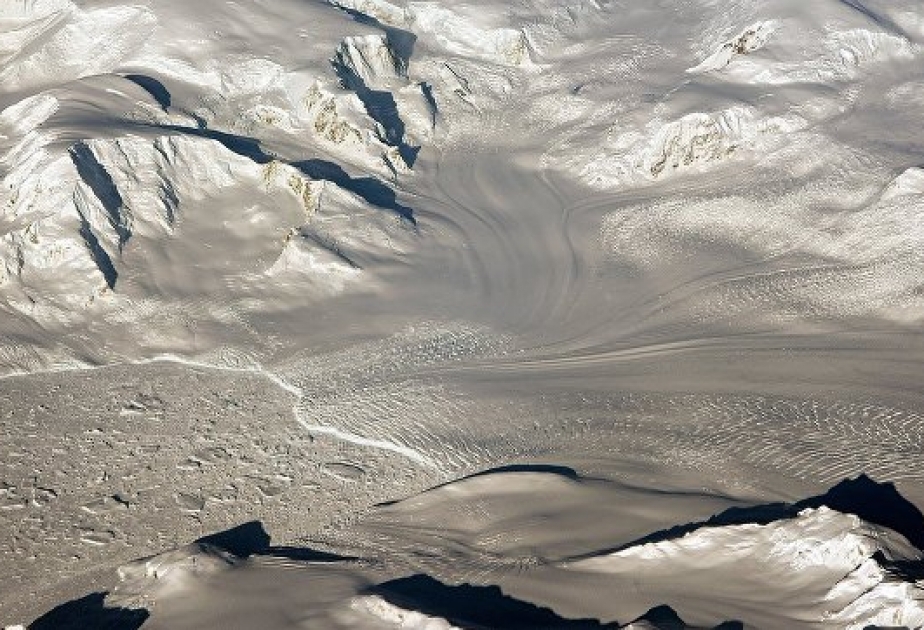 Ученые открыли сеть гигантских трещин подо льдами Антарктики