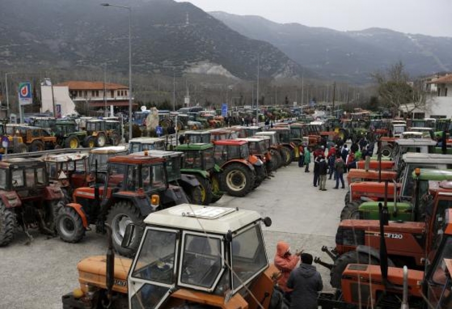 Yunanıstan fermerləri yolları traktorlarla bağlayırlar