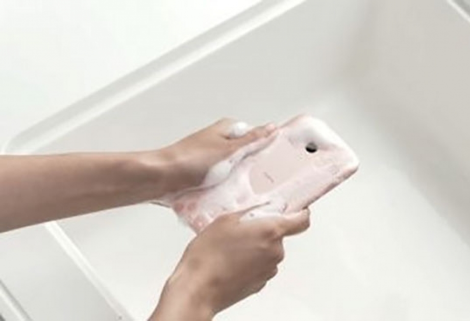 В Японии создали смартфон, который можно мыть горячей водой с мылом