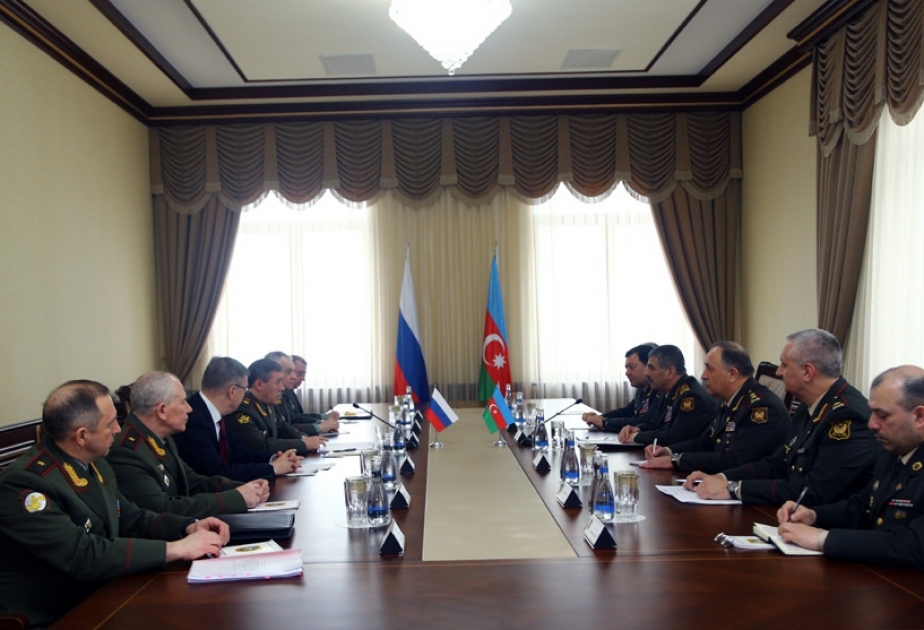وزير الدفاع يبحث مع رئيس هيئة الأركان العامة الروسي الاوضاعَ الحربية السياسية الإقليمية