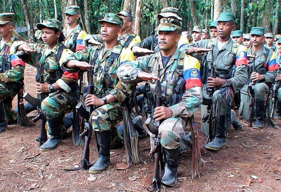 Kolumbiyada 7 min üsyançı silahını təhvil verir