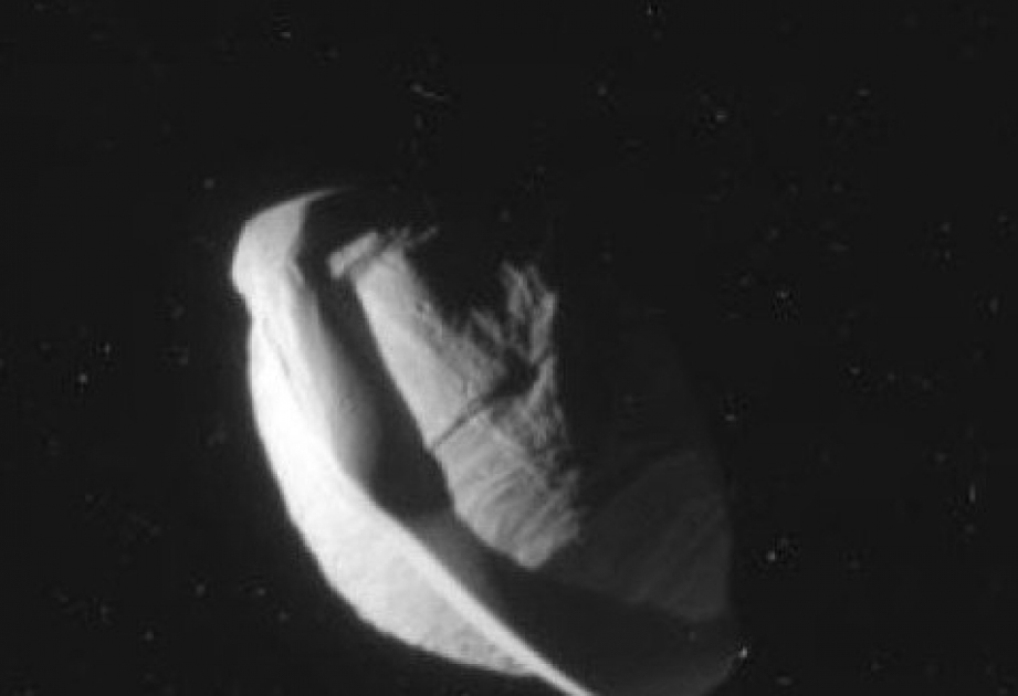 Cassini показал, что спутник Сатурна Пан похож на летающую тарелку