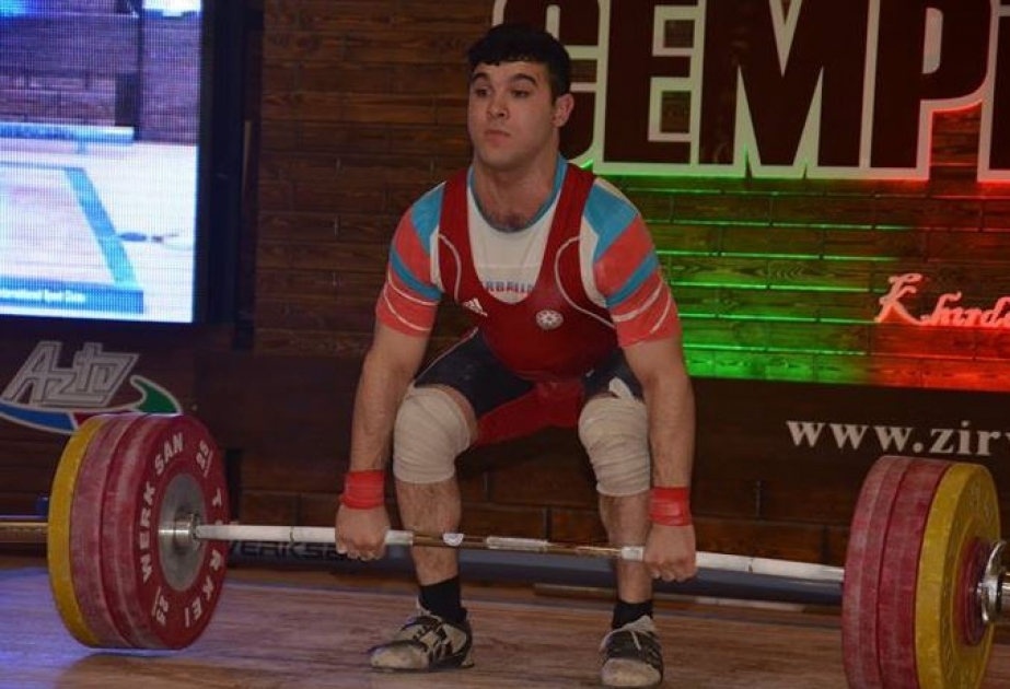 Azerbaijani weightlifter claims bronze medal in Iran