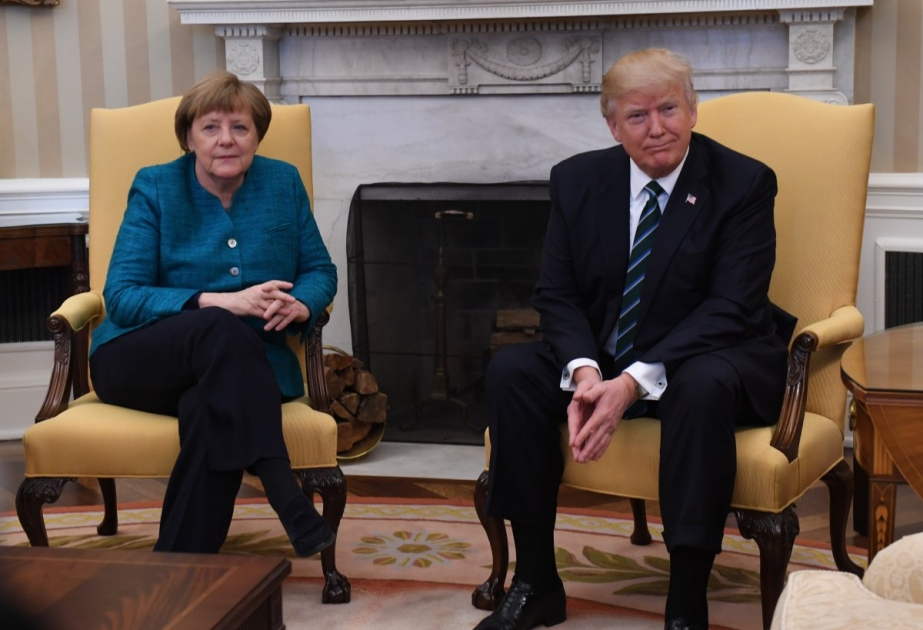 Tramp Ağ evdə keçirilən görüşdən sonra Merkelin əlini sıxmayıb