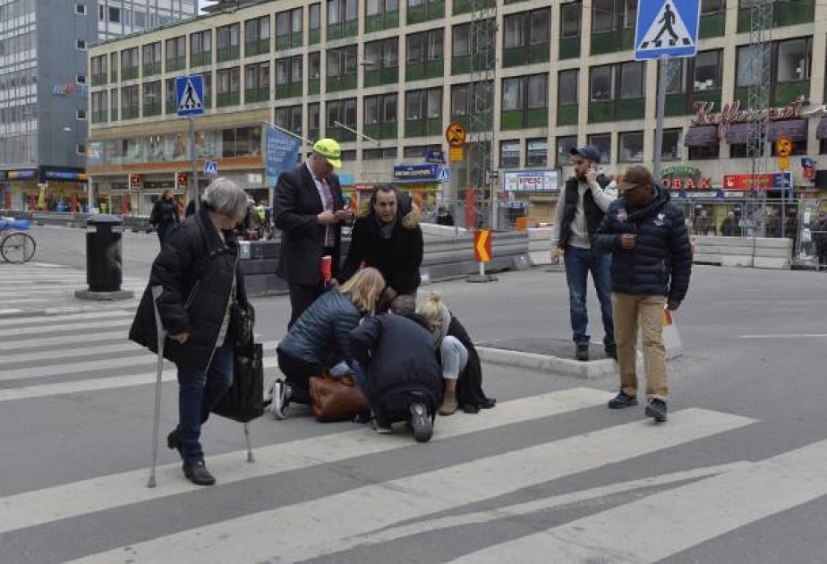 Stokholmda yük avtomobilinin piyadaların üstünə sürülməsi nəticəsində 3 nəfər ölüb VİDEO