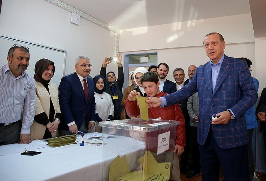 Türkiyə Prezidenti referendumda səs verib