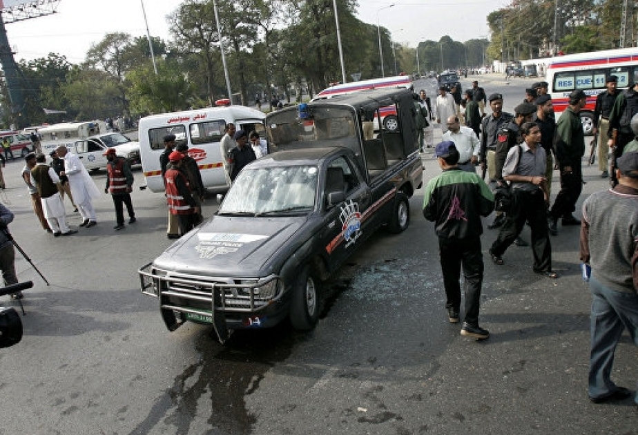 Roadside bomb kills at least 10 people in Pakistan