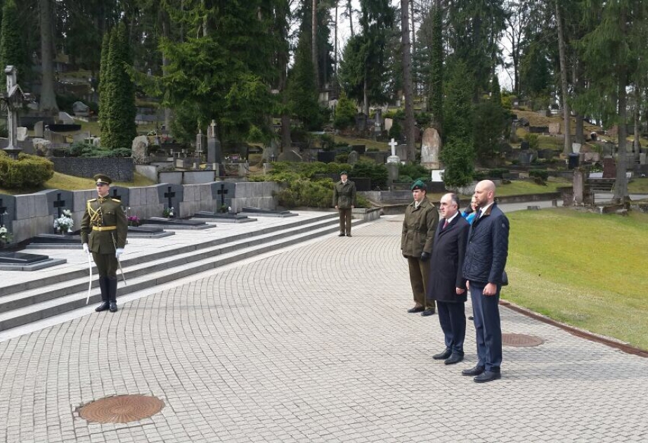 Azerbaijani FM visits Antakalnis Cemetery in Vilnius