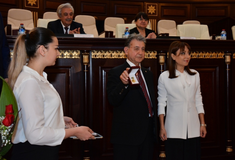 娜尔季兹·帕沙耶娃荣获阿塞拜疆共和国尼扎米·占贾韦金奖
